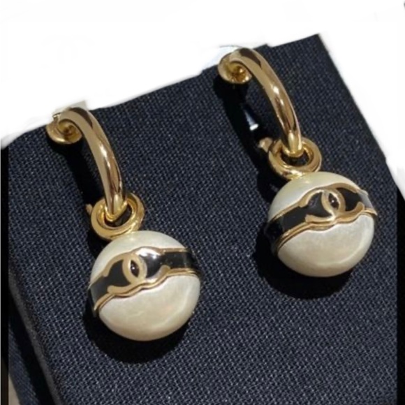 🔥CHANEL Pearl Drop Earrings - Picture 1 of 7